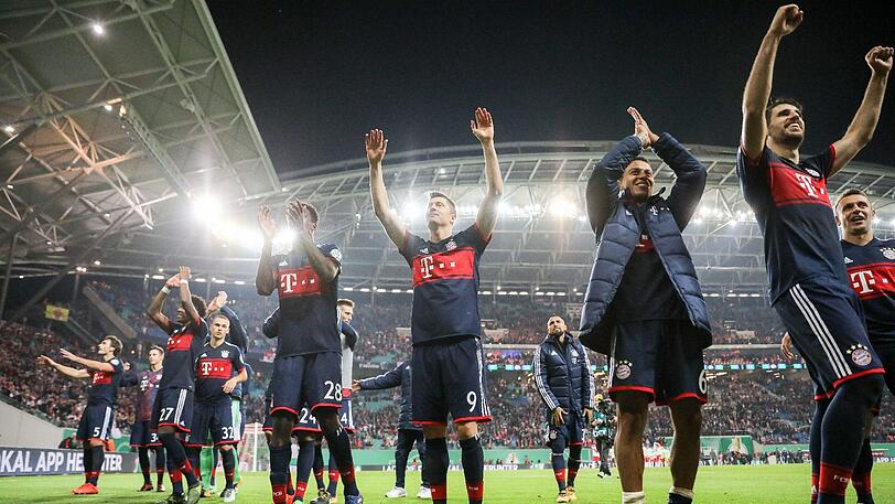 Im Pokal setzten sich die Bayern nach einem Elfer-Drama gegen die Leipziger durch.