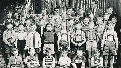 Damals: Das Klassenfoto der fünften Klasse (vom ersten Schultag der ABC-Schützen war keines verfügbar) zeigt: An der Martinsschule war die Lederhose in den 50er Jahren fast so etwas wie die heimliche Schuluniform.