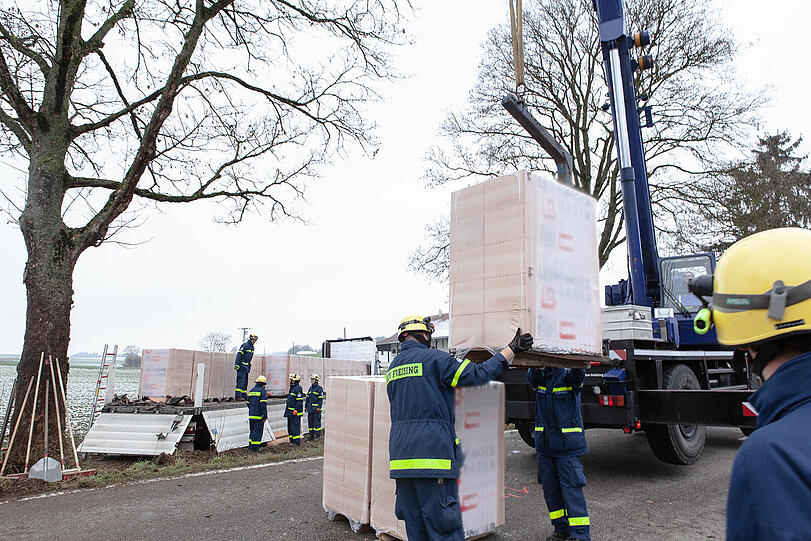 Der LKW war mit rund 22 Tonnen Ziegeln beladen. Einsatzkräfte des THW mussten diese abladen, bevor das Wrack geborgen werden konnte.