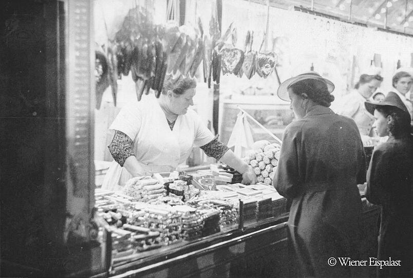 Schöne Hüte 1951 auf der Wiesn: Für die beiden Grazien soll&rsquo;s jetzt noch was Süßes sein.