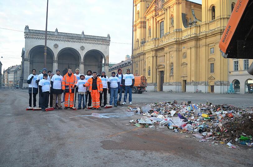 Die Mitglieder der islamischen Glaubensgemeinschaft Ahmadiyya putzten am Neujahrsmorgen den Odeonsplatz. Auch so sieht für sie Integration aus.