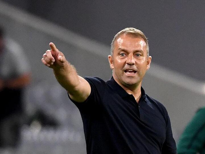 Münchens Trainer Hansi Flick steht am Spielfeldrand. Foto: Sven Hoppe/dpa
