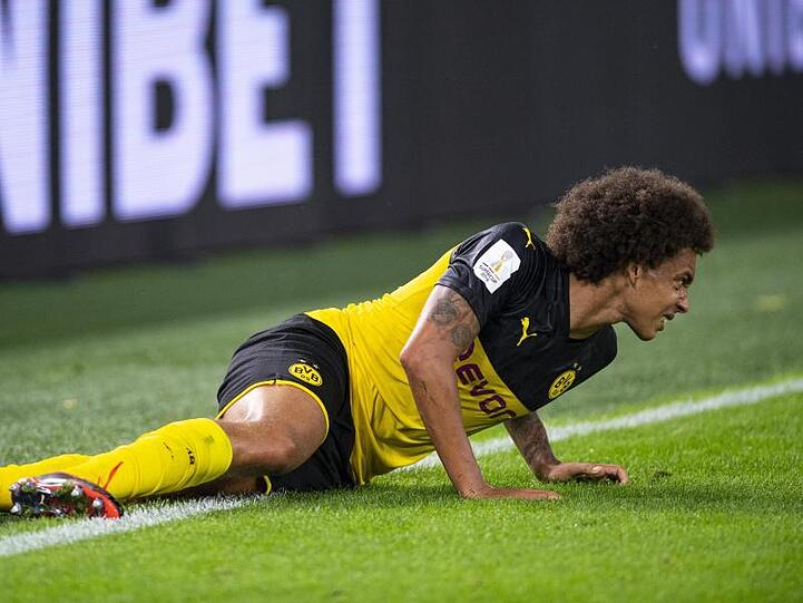 Dortmunds Axel Witsel liegt nach einem Foul auf dem Rasen. Foto: Guido Kirchner/dpa/Archivbild