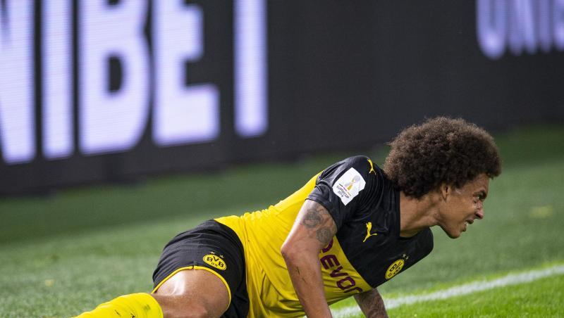 Dortmunds Axel Witsel liegt nach einem Foul auf dem Rasen. Foto: Guido Kirchner/dpa/Archivbild