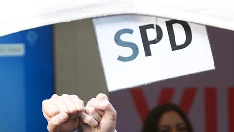 Anhänger der SPD recken nach den ersten Prognosen zum Ergebnis der Landtagswahlen in Rheinland-Pfalz ihre Fäuste in die Luft.