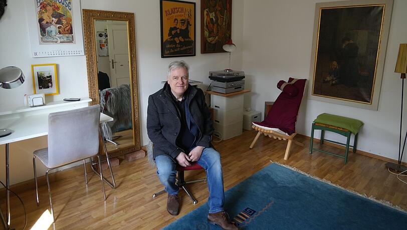 Thomas Kubisch in seiner Wohnung im Hohenzollernkarree. Er zahlt 720 Euro kalt, weil die Stadt sein Haus kauft, kann er darauf hoffen, dass das so bleibt.