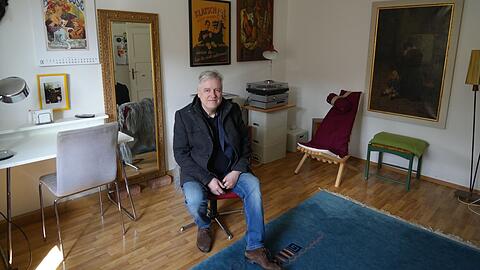 Thomas Kubisch in seiner Wohnung im Hohenzollernkarree. Er zahlt 720 Euro kalt, weil die Stadt sein Haus kauft, kann er darauf hoffen, dass das so bleibt.