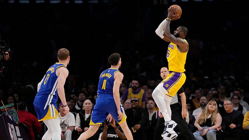 Los Angeles Lakers-Forward LeBron James (r) wirft über Golden State Warriors-Guard Klay Thompson (11).