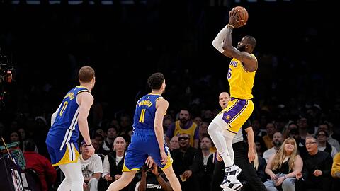 Los Angeles Lakers-Forward LeBron James (r) wirft über Golden State Warriors-Guard Klay Thompson (11).