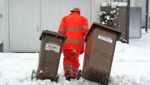 Die Arbeit für Müllmänner ist strapaziös. Weihnachts-Trinkgeld gibt es nicht. Die Arbeit für Müllmänner ist strapaziös. Weihnachts-Trinkgeld gibt es nicht.