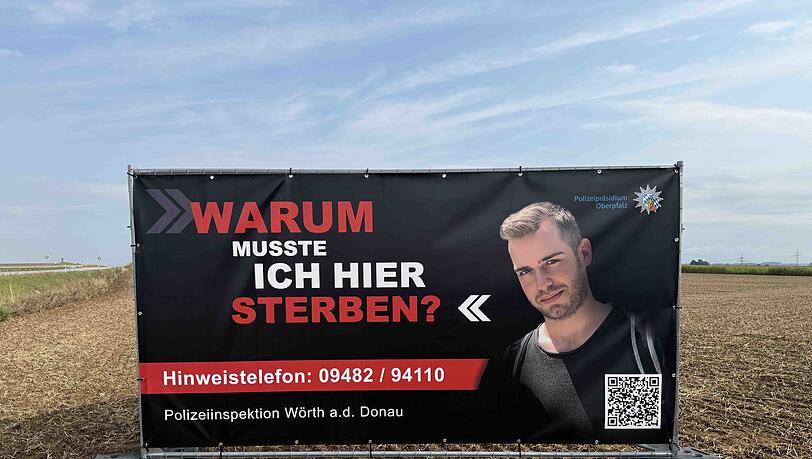 Mit diesem Banner will die Polizei neue Hinweise erlangen.