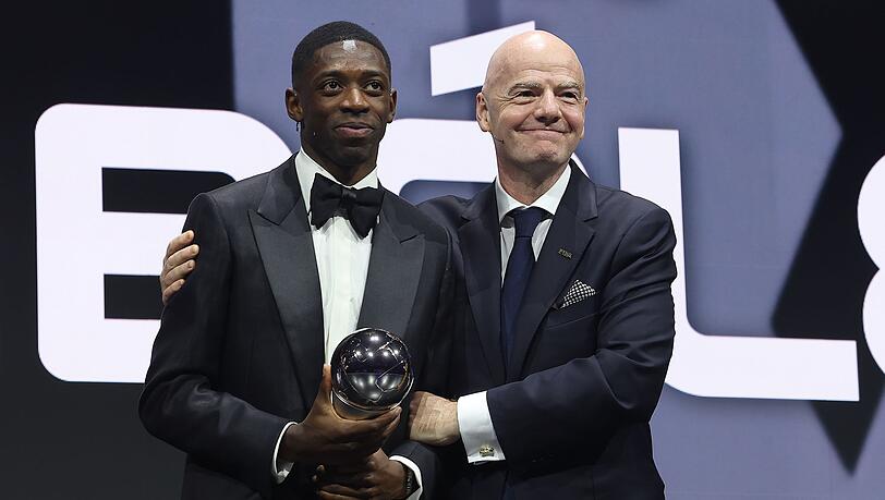 Demb&eacute;l&eacute; (l.) bekam den n&auml;chsten Preis f&uuml;r seine starken Leistungen.
