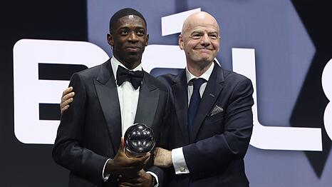 Demb&eacute;l&eacute; (l.) bekam den n&auml;chsten Preis f&uuml;r seine starken Leistungen.