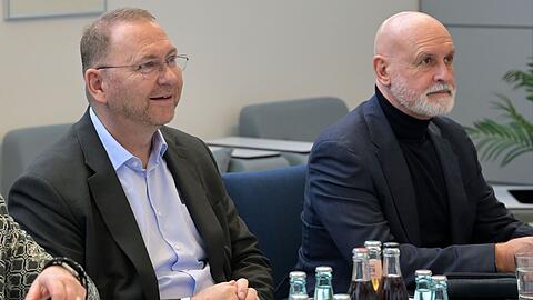 Die Gewerkschaftsvorsitzenden Frank Werneke (Verdi, links) und Volker Geyer (dbb) bereiten auf wachsende Warnstreiks vor.