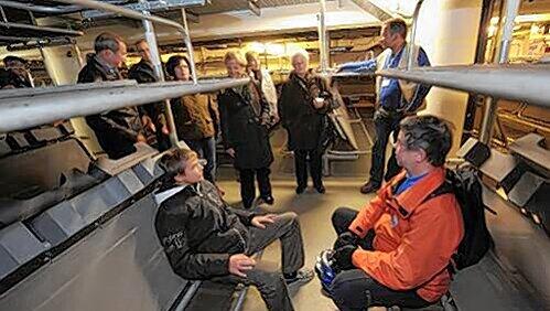 Oben schlafen, unten wachen: In kleinen Gruppen werden die Besucher durch den Atombunker in der Nürnberger Krebsgasse geführt. Oben schlafen, unten wachen: In kleinen Gruppen werden die Besucher durch den Atombunker in der Nürnberger Krebsgasse geführt.