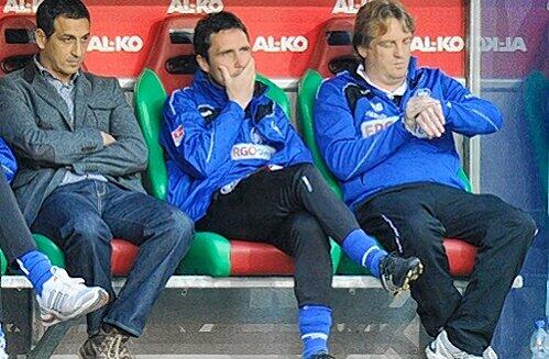 Lange Gesichter auf der Fürther Bank: Manager Rachid Azzouzi, Co-Trainer Mirko Reichel und Chef Mike Büskens (von links).