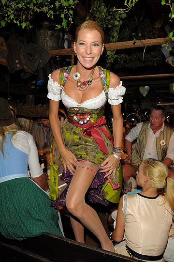 Und hoch das Dirndl: Giulia Siegel zeigt ihre schlanken Beine