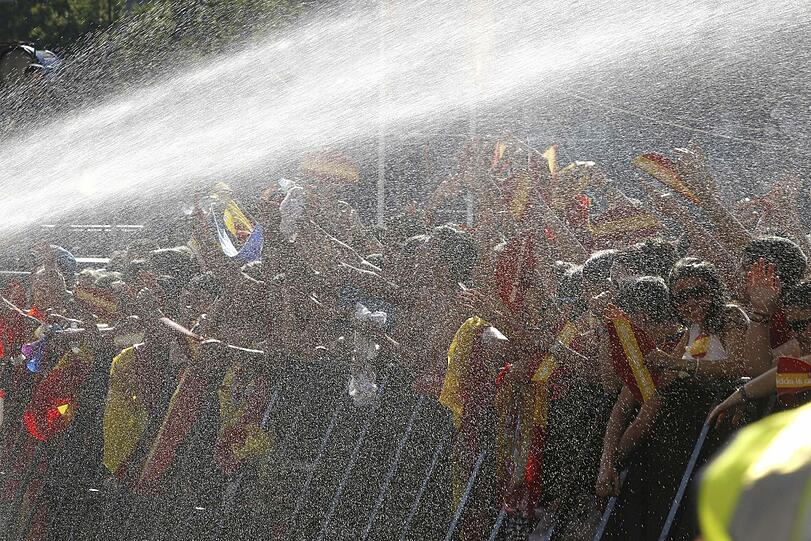 Schon in der Nacht nach dem Spiel hatte ganz Spanien den 
EM-Titel ausgiebig gefeiert und für einige Stunden die 
wirtschaftlichen Probleme des Landes vergessen. Zehntausende Fans 
machten am Madrider Cibeles-Brunnen die Nacht zum Tage. Überall 
wehten spanische Flaggen, bengalische Fackeln machten aus der Nacht 
endgültig eine &bdquo;rote&ldquo; Party.