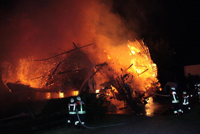 Feuerwehreinsatz in der Nacht zum Dienstag in Heldenstein: Ein Blitzschlag hat das Anwesen in Brand gesetzt. Es entstand ein Schaden in Höhe von einer halben Million Euro. Die Bilder vom Einsatz...