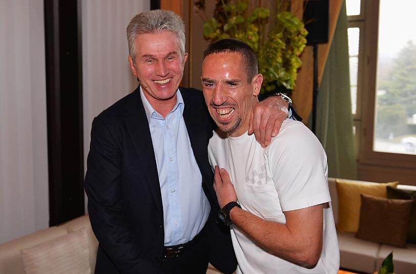 Herzliches Wiedersehen der Bayern in Zürich vor der Ehrung: (Ex-)Trainer Jupp Heynckes nimmt sich Franck Ribéry vor.