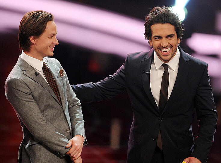 Nacher: Die Schauspieler Elyas M'Barek (r) und Tom Schilling bei der Verleihung des Bayerischen Filmpreises im Prinzregententheater auf der Bühne