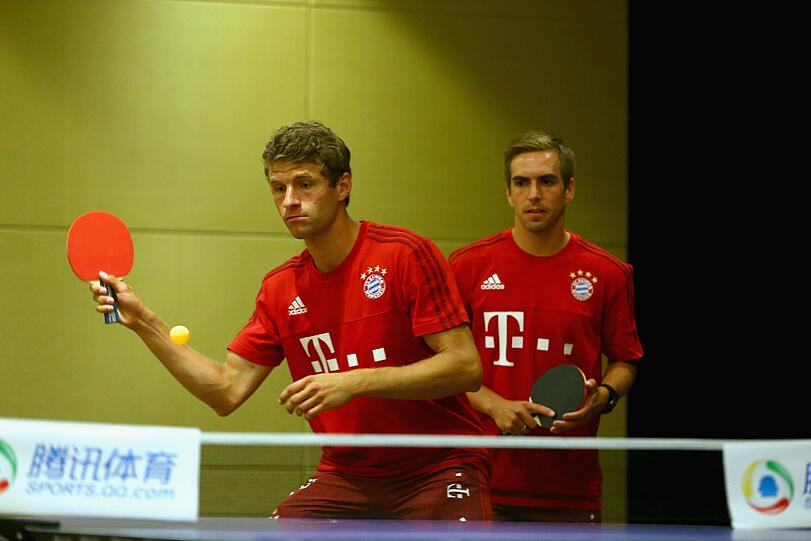 Thomas Müller und Philipp Lahm haben Spaß beim Tischtennis. Die Bilder!