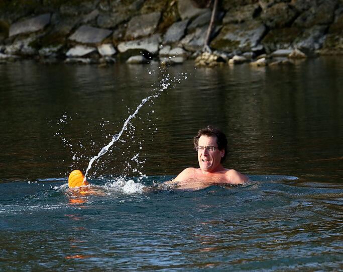 Norbert Mayer, 57 bei seinem täglichen Bad am Flauchersteg in der Isar.