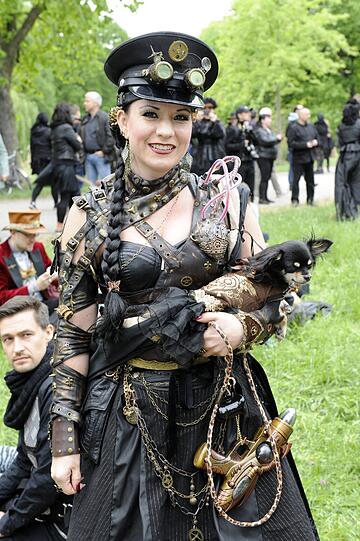 Die schrägsten Kostüme & irrsten Gestalten vom Wave-Gotik-Treffen 2016 in Leipzig