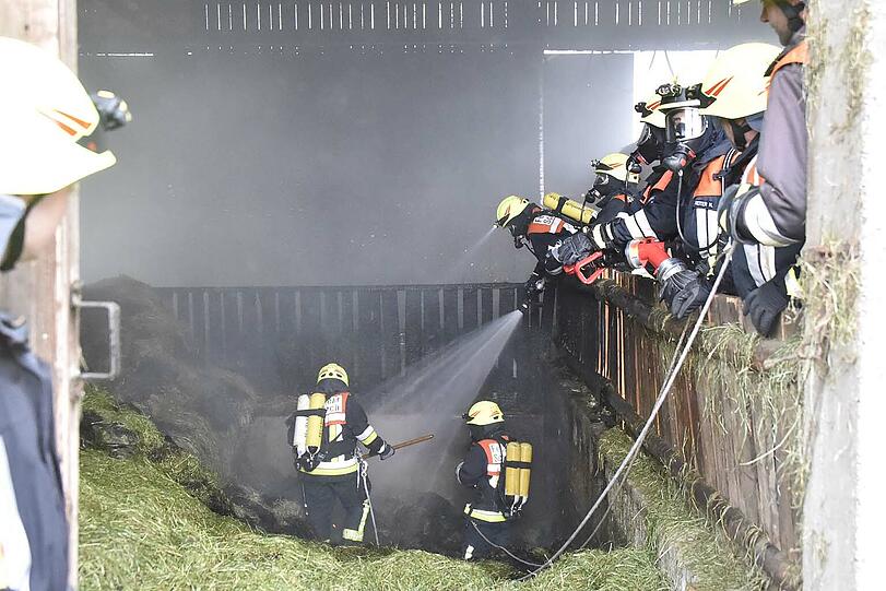 Die Feuerwehr konnte verhindern, dass sich das Feuer auf die danebenliegenden Gebäude ausbreitet. Die Bilder vom Einsatz.