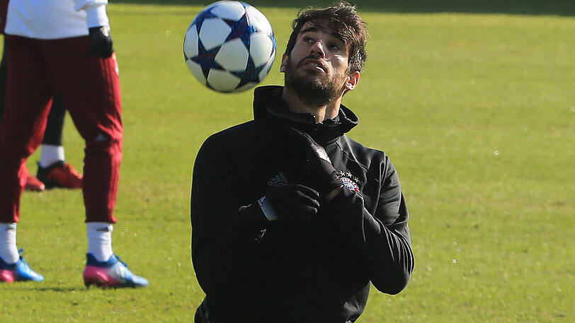 Die Spieler des FC Bayern zeigen sich im Abschlusstraining vor dem Champions-League-Hit gegen den FC Arsenal gutgelaunt - und am Valentinstag auch sehr ballverliebt. Die Bilder aus der Säbener Straße.