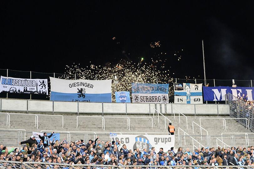 Die Bilder von der Choreo der Löwen-Anhänger vor dem Spiel gegen Memmingen.