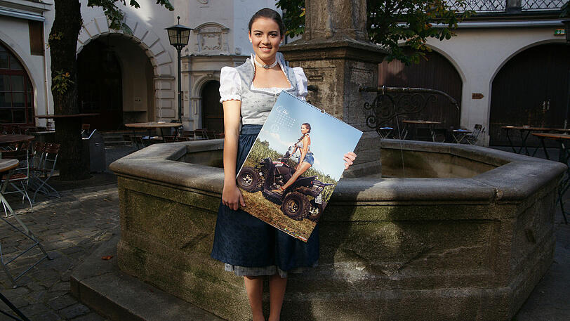 BARBARA (20) aus Oberbayern: Vor allem die Arbeit mit und für die Tiere schätzt die gelernte Industriekauffrau am Leben auf dem Hof. Von klein auf half sie immer tatkräftig mit und auch heute bildet die Unterstützung ihrer Eltern auf ihrem Milchviehbetrieb mit Jungviehnachzucht und Grünlandbewirtschaftung für die 20-Jährige den perfekten Ausgleich zu ihrer Ausbildung in Hauswirtschaft an der Landwirtschaftsschule. Ihre Freizeit verbringt sie, neben der Mithilfe auf dem Feld und ein mal wöchentlich im Stall, am liebsten mit dem Nähen von Dirndln und ehrenamtlich bei der Jungbauernschaft.
