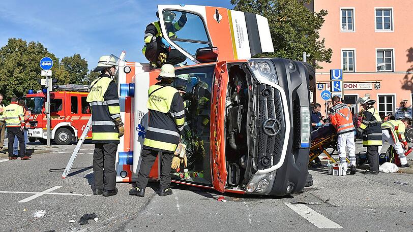 Der Rettungsassistent im Heck des wurde schwer verletzt, als der Wagen auf der Seite zum liegen kam.