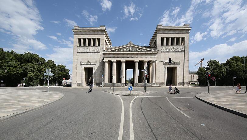 Und so sehen die Propyläen aus, wenn man nicht unter ihnen steht, sondern davor &ndash; wie hier auf der Fahrbahn am Königsplatz.