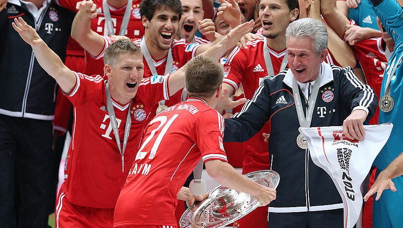 Das Triple-Jahr: Bastian Schweinsteiger (l.), Phlipp Lahm (v.) und Trainer Jupp Heynckes (rechts) feiern am 11. Mai 2013 nach dem 3:0 gegen den FC Augsburg die Meisterschaft. Das Triple-Jahr: Bastian Schweinsteiger (l.), Phlipp Lahm (v.) und Trainer Jupp Heynckes (rechts) feiern am 11. Mai 2013 nach dem 3:0 gegen den FC Augsburg die Meisterschaft.