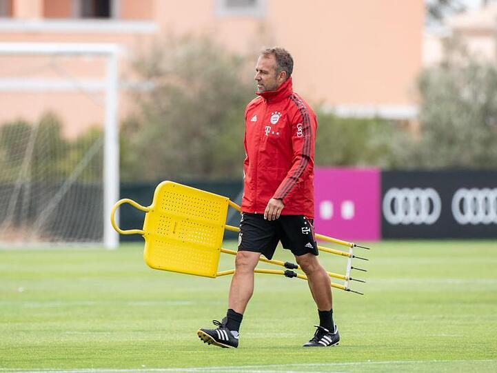 FC Bayern Münchens Trainer Hansi Flick beiretet eine Trainingseinheit vor. Foto: Matthias Balk/dpa