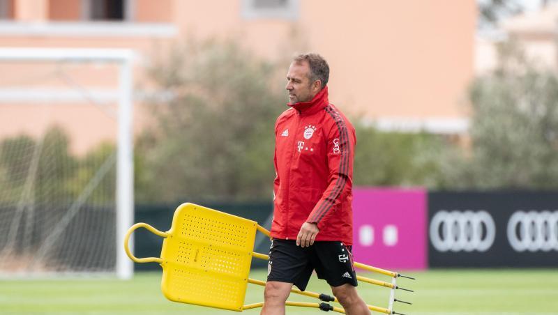 FC Bayern Münchens Trainer Hansi Flick beiretet eine Trainingseinheit vor. Foto: Matthias Balk/dpa FC Bayern Münchens Trainer Hansi Flick beiretet eine Trainingseinheit vor. Foto: Matthias Balk/dpa