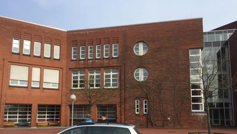 Ein Einsatzfahrzeug der Polizei steht während des Einsatzes vor der Eckener Schule in Flensburg. Ein Einsatzfahrzeug der Polizei steht während des Einsatzes vor der Eckener Schule in Flensburg.