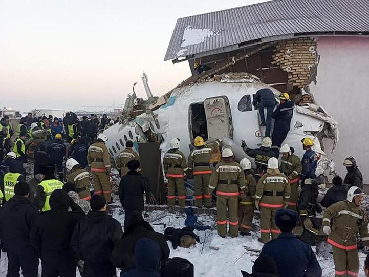Rettungskräfte am Ort des Unglücks in Almaty.