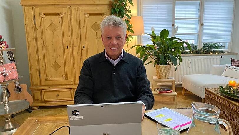 2020 bringt München auch dieses seltene Foto: OB Dieter Reiter (62, SPD) postet es am 9. Dezember auf Facebook aus seinem Wohnzimmer daheim (links im Bild ist seine Gitarre zu sehen), als er in Quarantäne muss – seine Mutter hat sich mit Corona infiziert. 2020 bringt München auch dieses seltene Foto: OB Dieter Reiter (62, SPD) postet es am 9. Dezember auf Facebook aus seinem Wohnzimmer daheim (links im Bild ist seine Gitarre zu sehen), als er in Quarantäne muss – seine Mutter hat sich mit Corona infiziert.