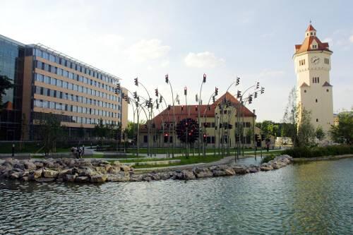 Die Zentrale der Stadtwerke München mit dem künstlichen Ampelwald.