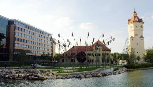 Die Zentrale der Stadtwerke München mit dem künstlichen Ampelwald. Die Zentrale der Stadtwerke München mit dem künstlichen Ampelwald.