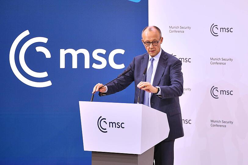 Bundeskanzler Friedrich Merz h&auml;lt die Er&ouml;ffnungsrede.