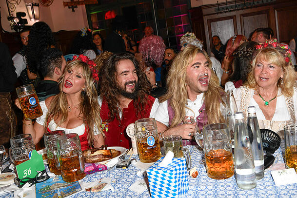 Im Münchner Hofbräuhaus schunkelte Heidi Klum (li.) mit ihren Liebsten zu bekannten Schlagerhits. Das Ergebnis: Gute Stimmung, mittelmäßige Einschaltquote. Im Münchner Hofbräuhaus schunkelte Heidi Klum (li.) mit ihren Liebsten zu bekannten Schlagerhits. Das Ergebnis: Gute Stimmung, mittelmäßige Einschaltquote.