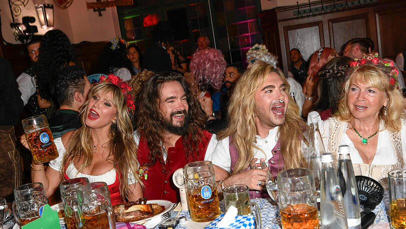 Im Münchner Hofbräuhaus schunkelte Heidi Klum (li.) mit ihren Liebsten zu bekannten Schlagerhits. Das Ergebnis: Gute Stimmung, mittelmäßige Einschaltquote. Im Münchner Hofbräuhaus schunkelte Heidi Klum (li.) mit ihren Liebsten zu bekannten Schlagerhits. Das Ergebnis: Gute Stimmung, mittelmäßige Einschaltquote.