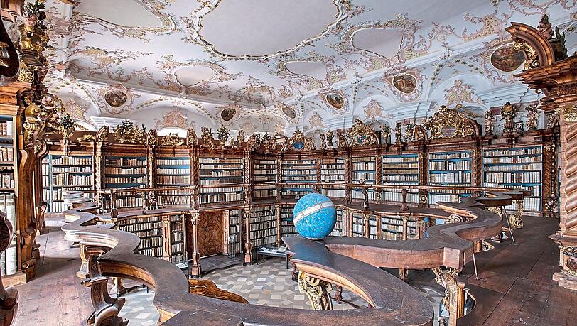 Einblick in die Provinzialbibliothek in Neuburg an der Donau mit dem historischen Saal.