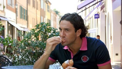 Schluss mit gemütlichen Stunden im Cafe: Luca Toni. Schluss mit gemütlichen Stunden im Cafe: Luca Toni.