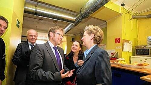 Hermann Imhof (CSU) im Gespräch mit der Grünen Christine Stahl. Links Otto Bertermann (FDP), der Fixerstuben befürwortet. Hermann Imhof (CSU) im Gespräch mit der Grünen Christine Stahl. Links Otto Bertermann (FDP), der Fixerstuben befürwortet.