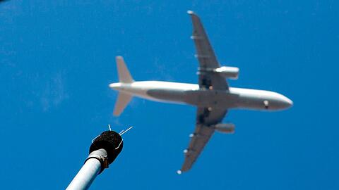 Immer wieder werden Piloten Opfer einer Attacke mit einem Laserpointer. (Archivbild: dpa)