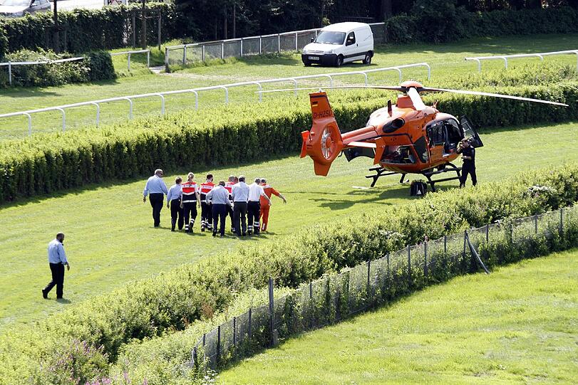 Bohumil Nedorostek wird nach dem Rennunfall in Hamburg mit dem Hubschrauber abtransportiert.